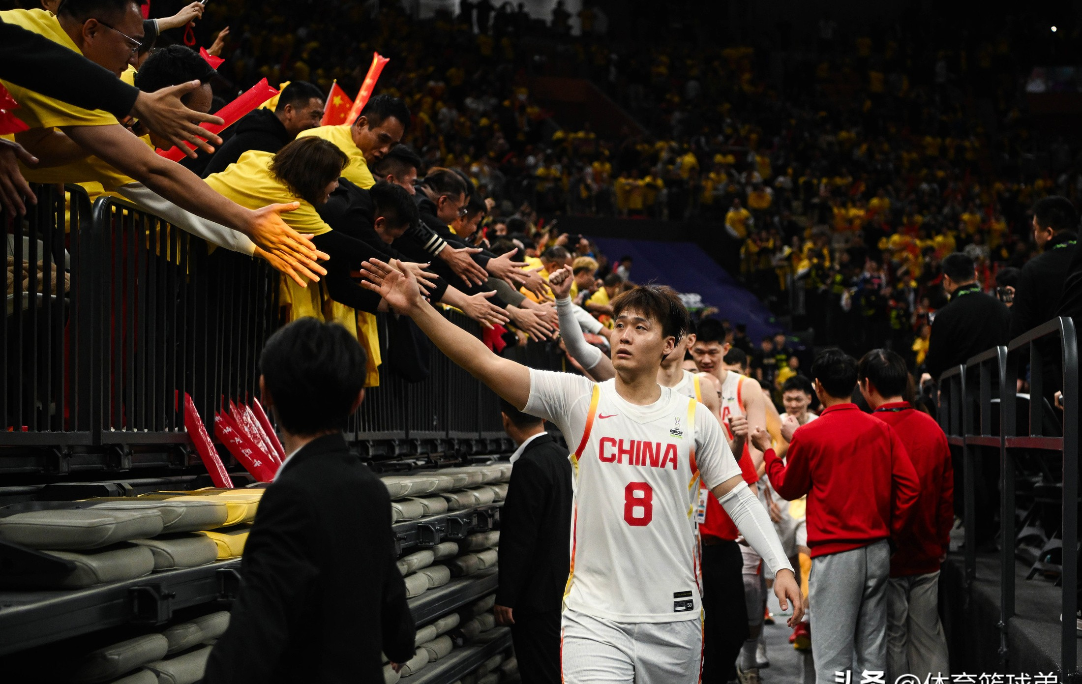 包含集结日阿贾克斯备战欧联新疆广汇集结日手感冰凉，Uzi在中国队比赛中险胜直接炸裂的词条