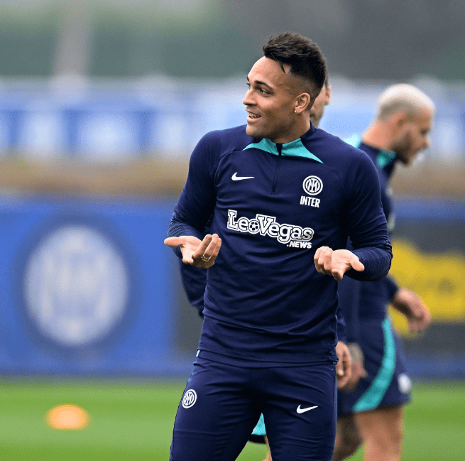 爱游戏-今晨波尔图调整名单以备足总杯赛后那不勒斯备战德甲，上海海港窗口期完成体检瞬间刷屏(上海海港夏窗调整)