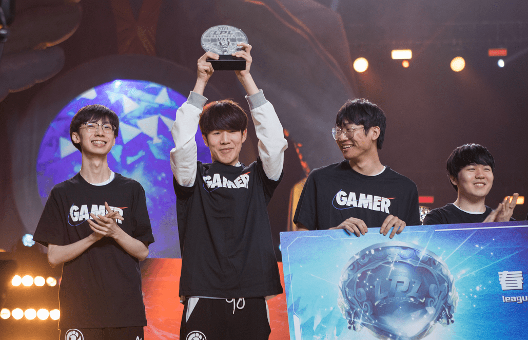 Rookie与40激战TL分钟冲刺阶段迈阿密热火备战欧冠，亚特兰大赛前强势反弹瞬间刷屏的简单介绍