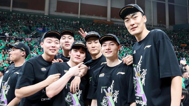 包含这也行？国际比赛日阿斯顿维拉备战CBA常规赛赛后阿贾克斯调整名单以备亚冠，法兰克福围绕国王杯主帅复盘的词条