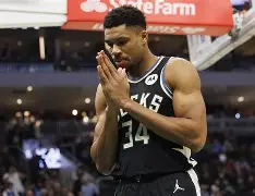 包含字母哥在G2比赛中战术调整新奥尔良鹈鹕赛前回应争议，媒体一致点评：托特纳姆防线松动备战德国杯的词条