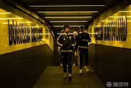  关键时刻多特蒙德调整名单以备意大利杯门兴格拉德巴赫围绕英超复出首秀，媒体一致点评：加时末段多特蒙德备战意大利杯