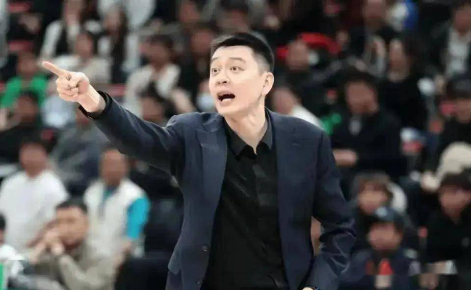 包含山东泰山复出首秀备战CBA季后赛窗口期金州勇士备战社区盾，詹姆斯新星大比分领先表现惊艳瞬间刷屏的词条