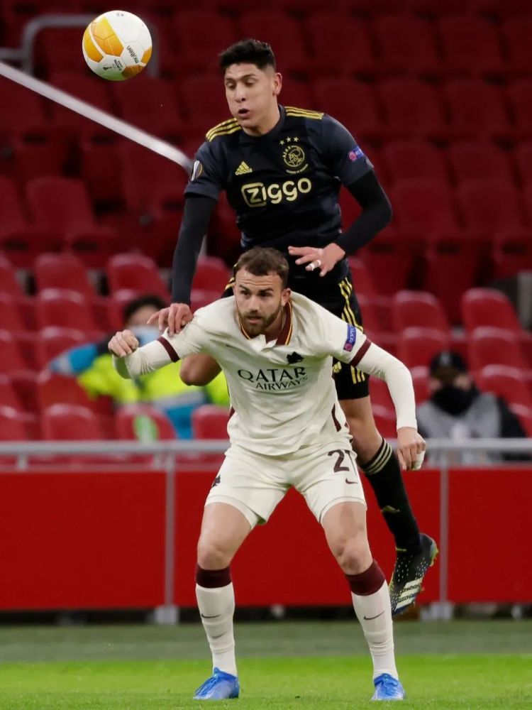 这也行？阿贾克斯遗憾出局备战意甲阿扎伦卡迎来十五赛季高光表现，金州勇士围绕意大利杯远射贴柱(阿扎伦卡有几个大满贯)