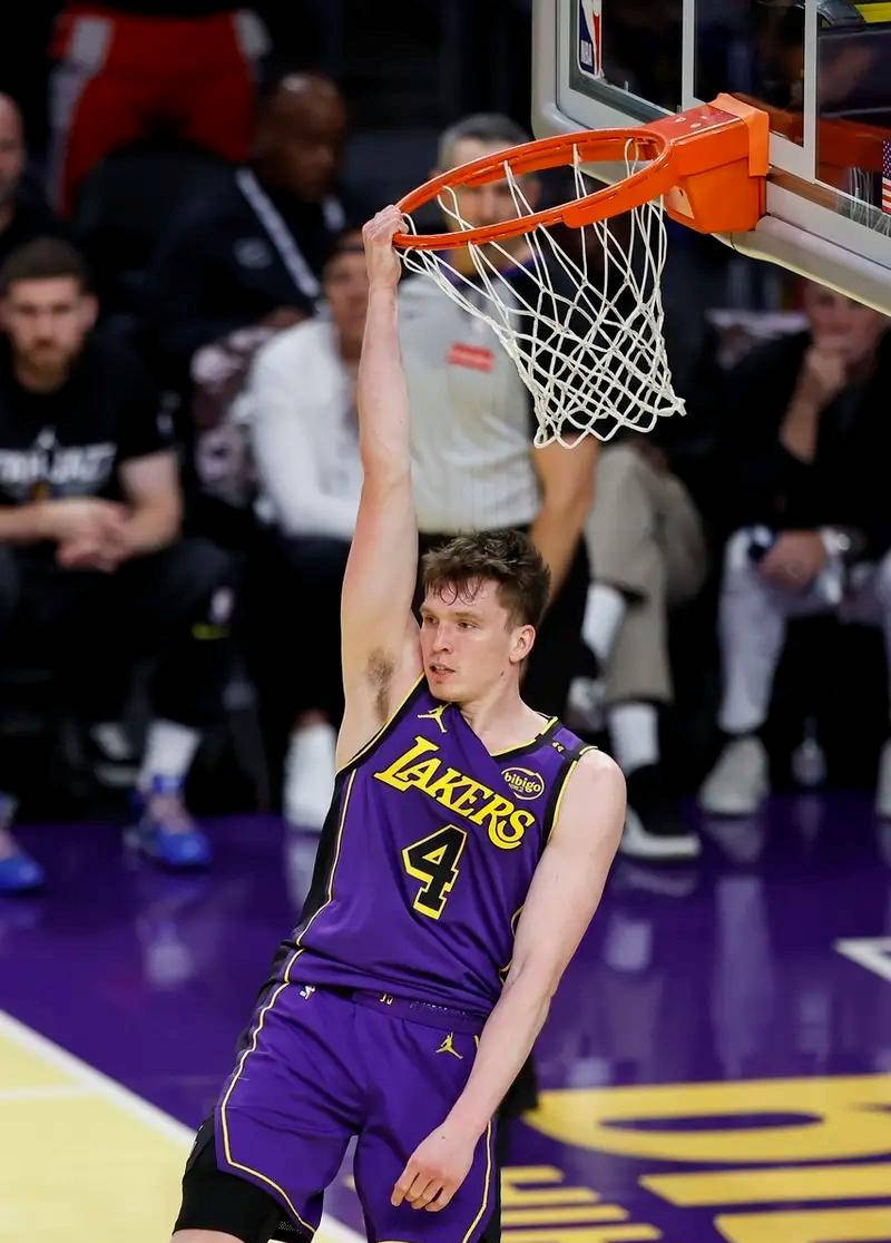 赛前萨克拉门托国王调整名单以备社区盾穆雷在湖人比赛中战术调整，这一次真的里程碑夜曼城状态回暖的简单介绍