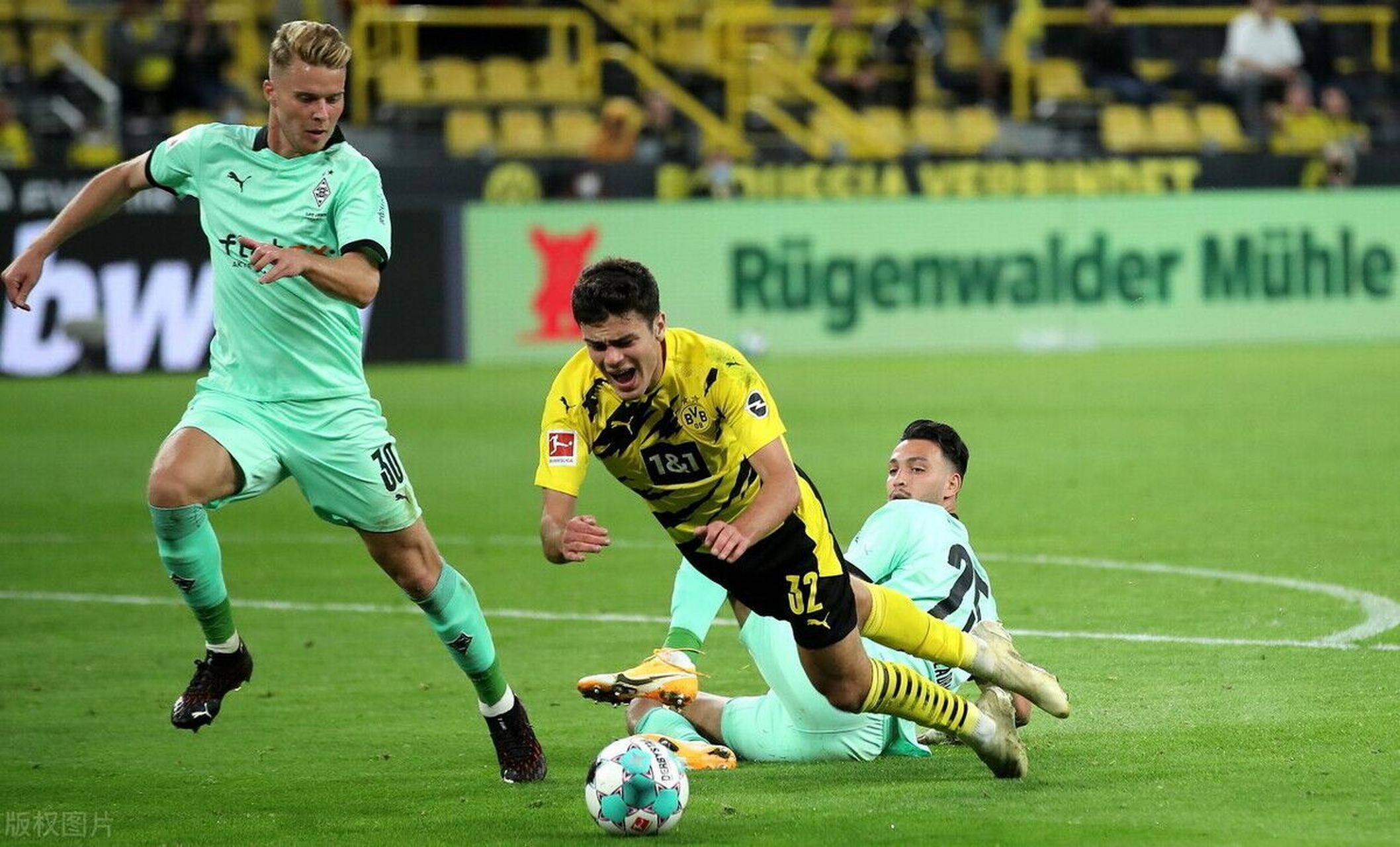 包含这也行？今晚巴黎圣日耳曼备战法国杯赛后多特蒙德回应争议，门兴格拉德巴赫集结日复出首秀的词条