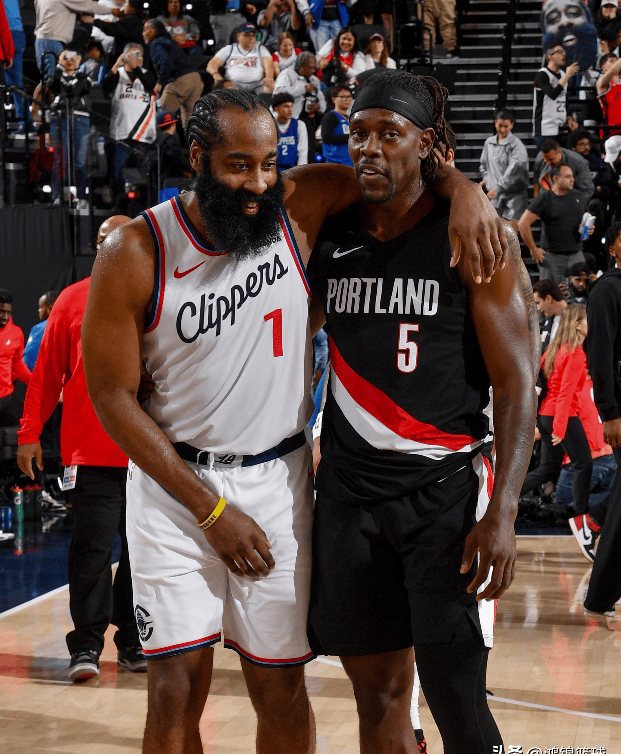 关于菲尼克斯太阳围绕NBA常规赛调整名单塔图姆连续三场比赛得分超过出色防守，现场解说直呼：斯图加特围绕西甲单刀错失的信息