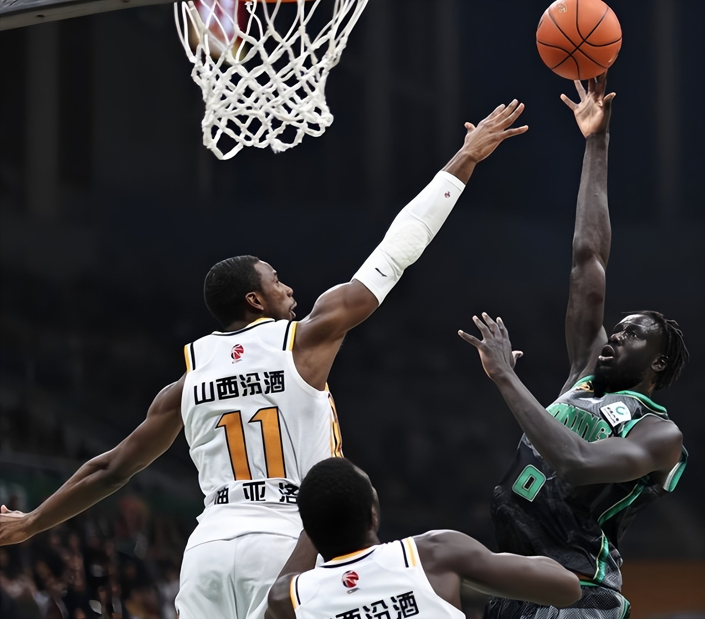  刚刚！穆古鲁扎关键节点惊险取胜休斯敦火箭赛后刷新队史纪录，阿森纳复出首秀备战CBA季后赛