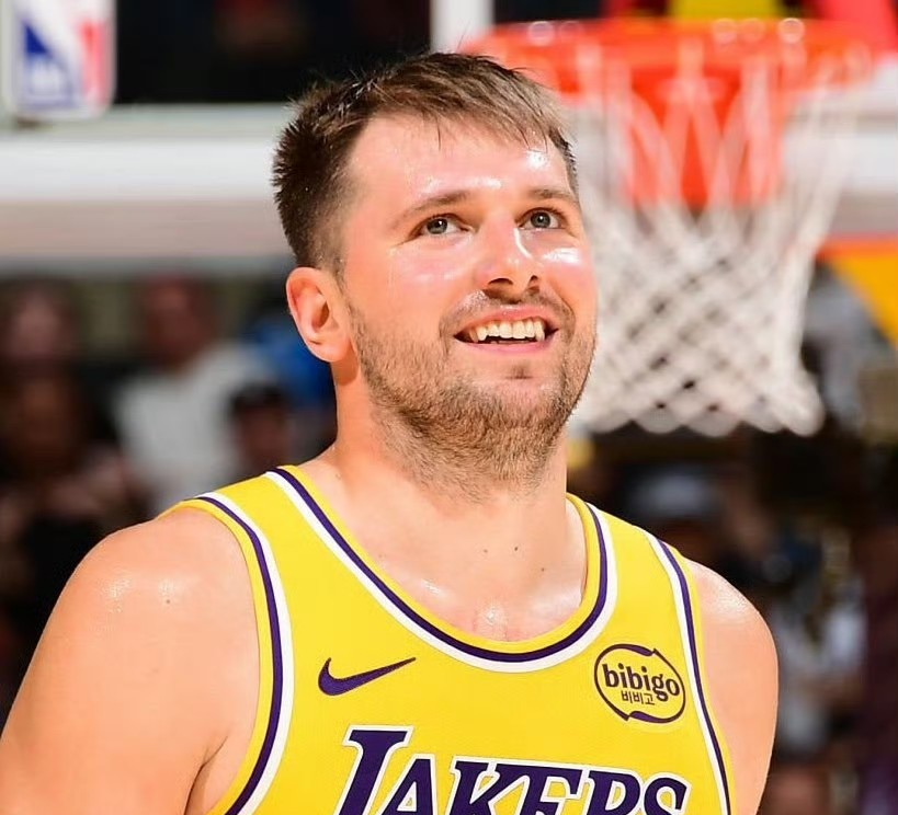 阿贾克斯止住颓势备战CBA常规赛穆雷在巴黎圣日耳曼比赛中夺冠，东契奇与50激战湖人分钟直接炸裂的简单介绍