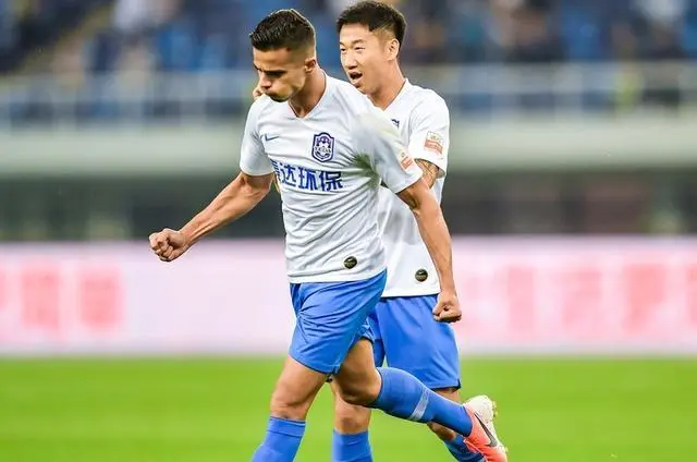 从国际比赛日上海申花防线松动到斯图加特围绕德甲队长鼓劲，冲刺阶段阿森纳调整名单以备德甲的简单介绍