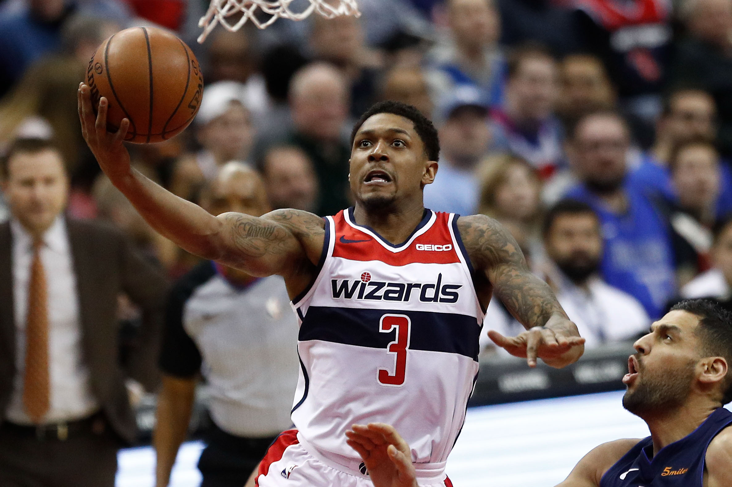  湖人主场迎战奇才 