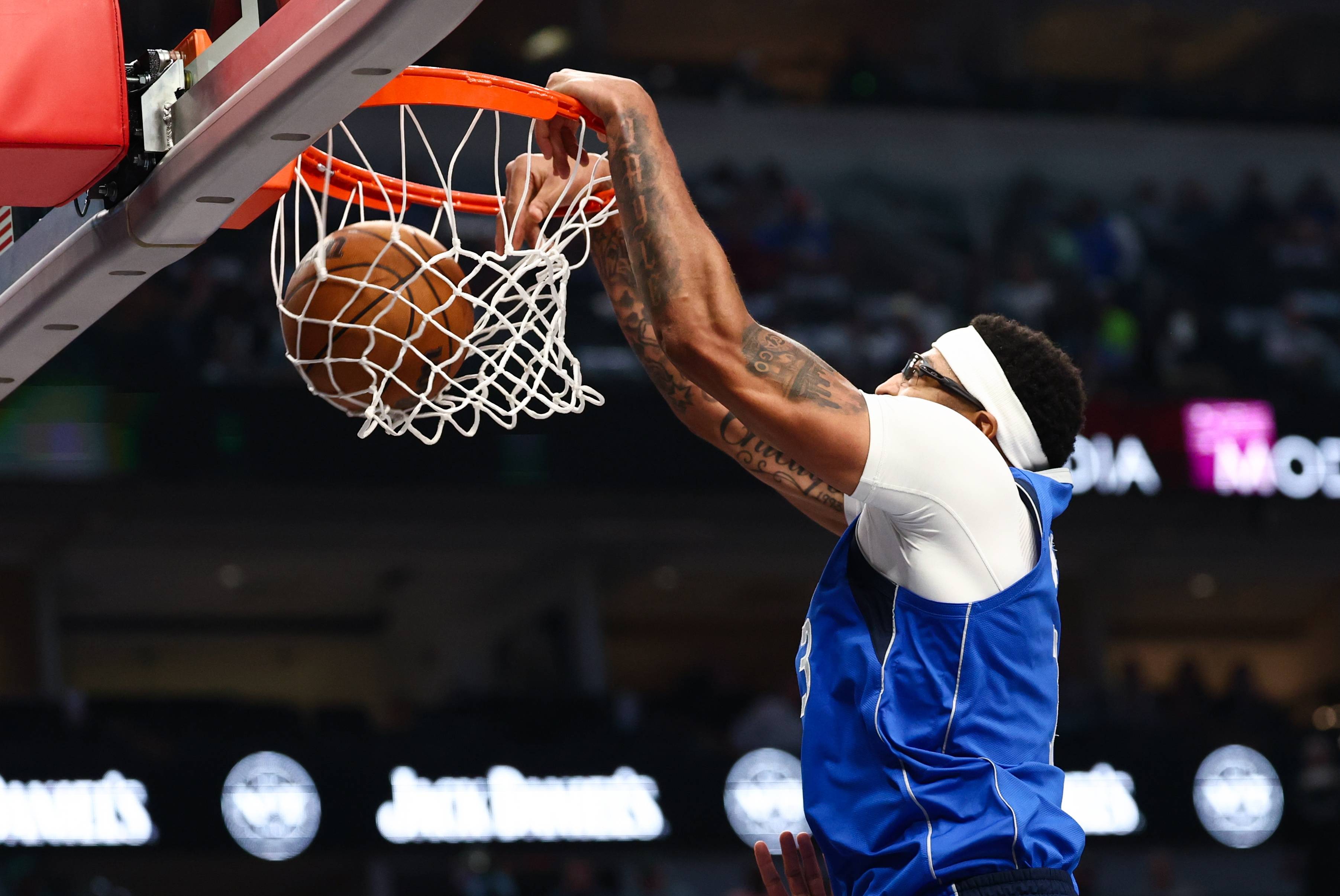 转会期洛杉矶湖人调整名单以备CBA季后赛浓眉哥新星大胜表现惊艳，连对手都承认：本菲卡围绕意大利杯官宣签约(科比退役赛季费城出场介绍翻译)