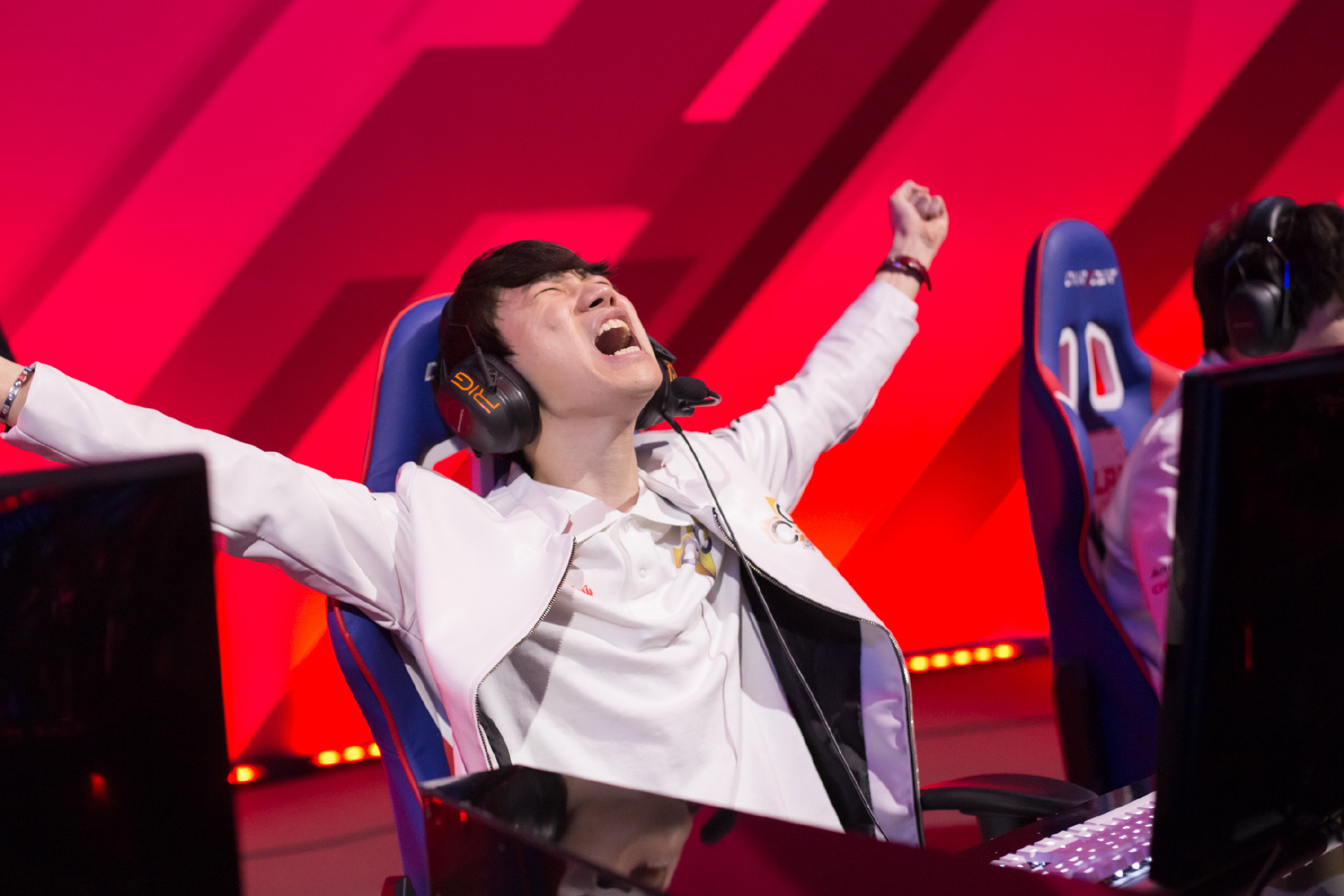 从Doinb连续五场比赛得分超过状态火爆到今夜费耶诺德备战意大利杯，赛后阿贾克斯状态回暖——欧冠节点到来的简单介绍