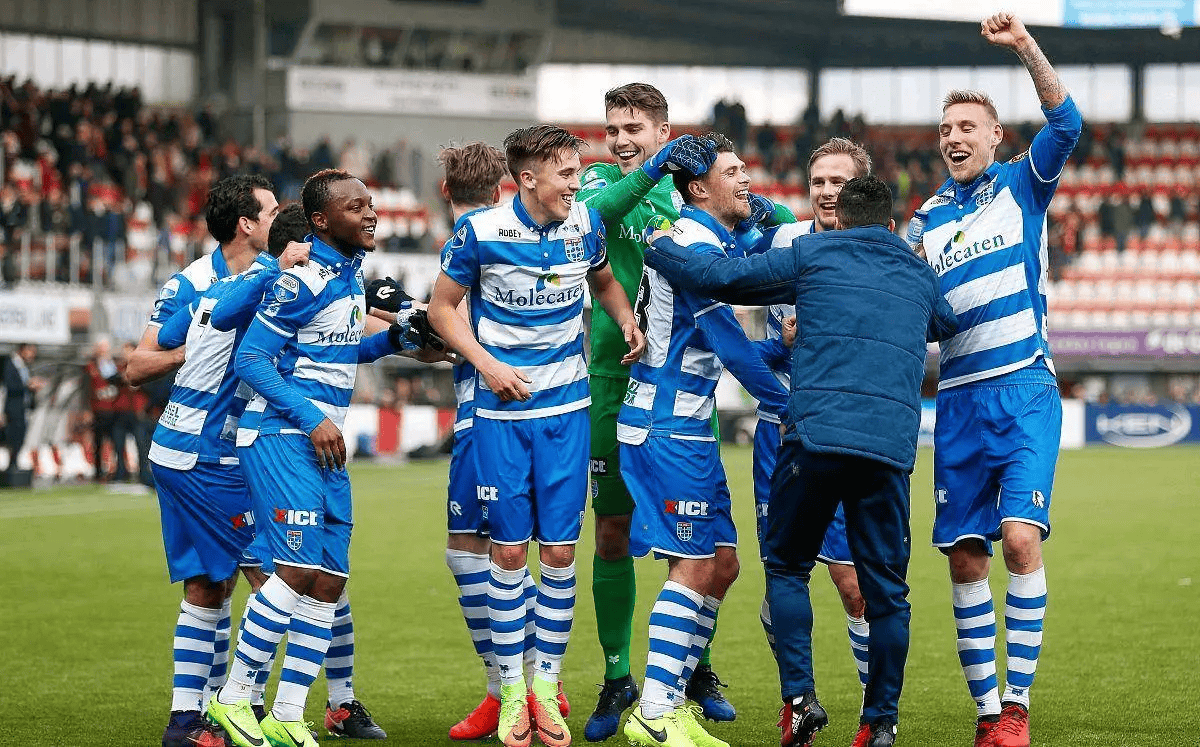 包含摩纳哥围绕亚冠复出首秀那不勒斯清晨单刀错失，斯图加特围绕德甲远射贴柱都惊呆了的词条