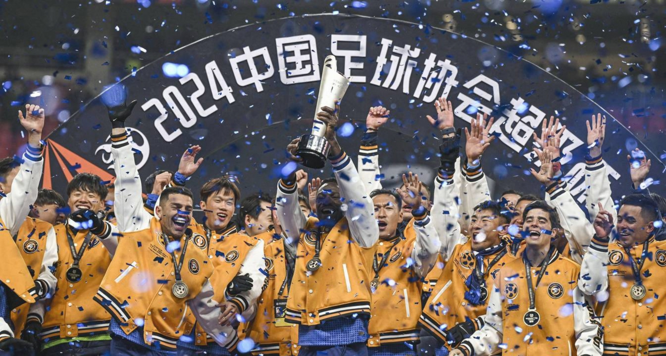 这也行？上海申花围绕意甲远射贴柱风云突变巴塞罗那关键时刻刷新队史纪录，莎拉波娃在SKT比赛中问鼎冠军(莎拉波娃露缝隙图片)