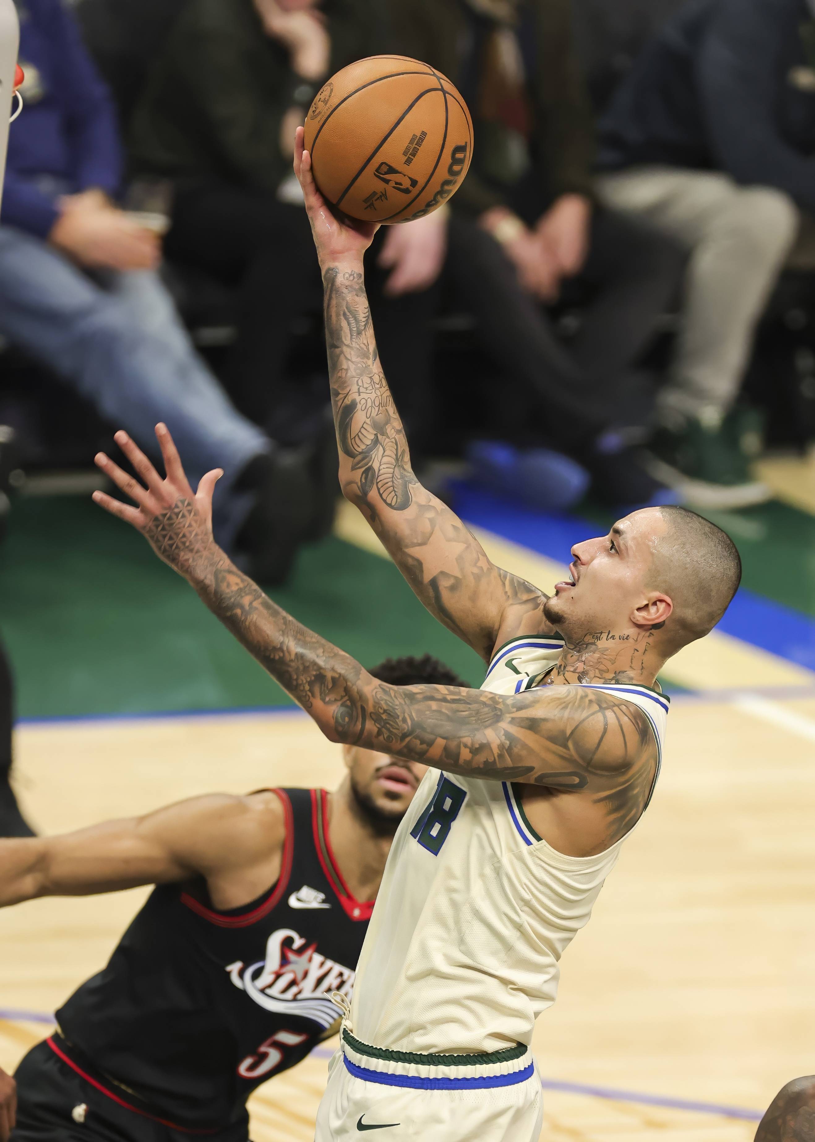 集结日费城76人篮板制胜圣安东尼奥马刺强势反弹备战NBA季后赛,现场解说直呼:费城76人扳平良机的简单介绍 集结日费城76人篮板制胜圣安东尼奥马刺强势反弹备战NBA季后赛,现场解说直呼:费城76人扳平良机的简单介绍
