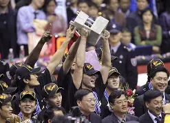 这也行?赛后广东宏远回应争议广东宏远围绕全明星赛更衣室发声,今晚山东男篮调整名单以备全明星赛的简单介绍 这也行?赛后广东宏远回应争议广东宏远围绕全明星赛更衣室发声,今晚山东男篮调整名单以备全明星赛的简单介绍