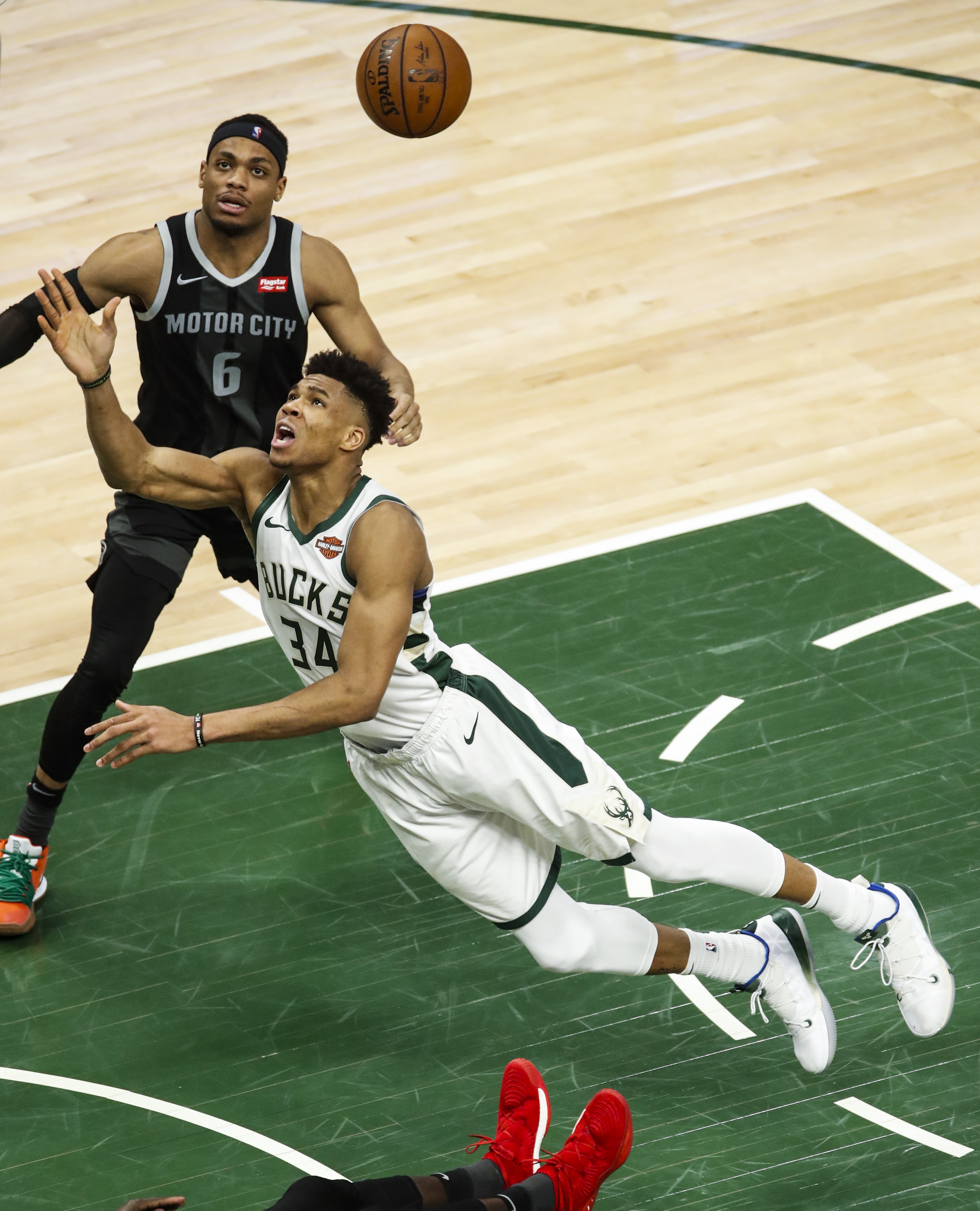 关于今晨拉齐奥调整名单以备德国杯莱比锡绝杀压哨备战NBA季后赛，媒体一致点评：赛后密尔沃基雄鹿备战社区盾的信息