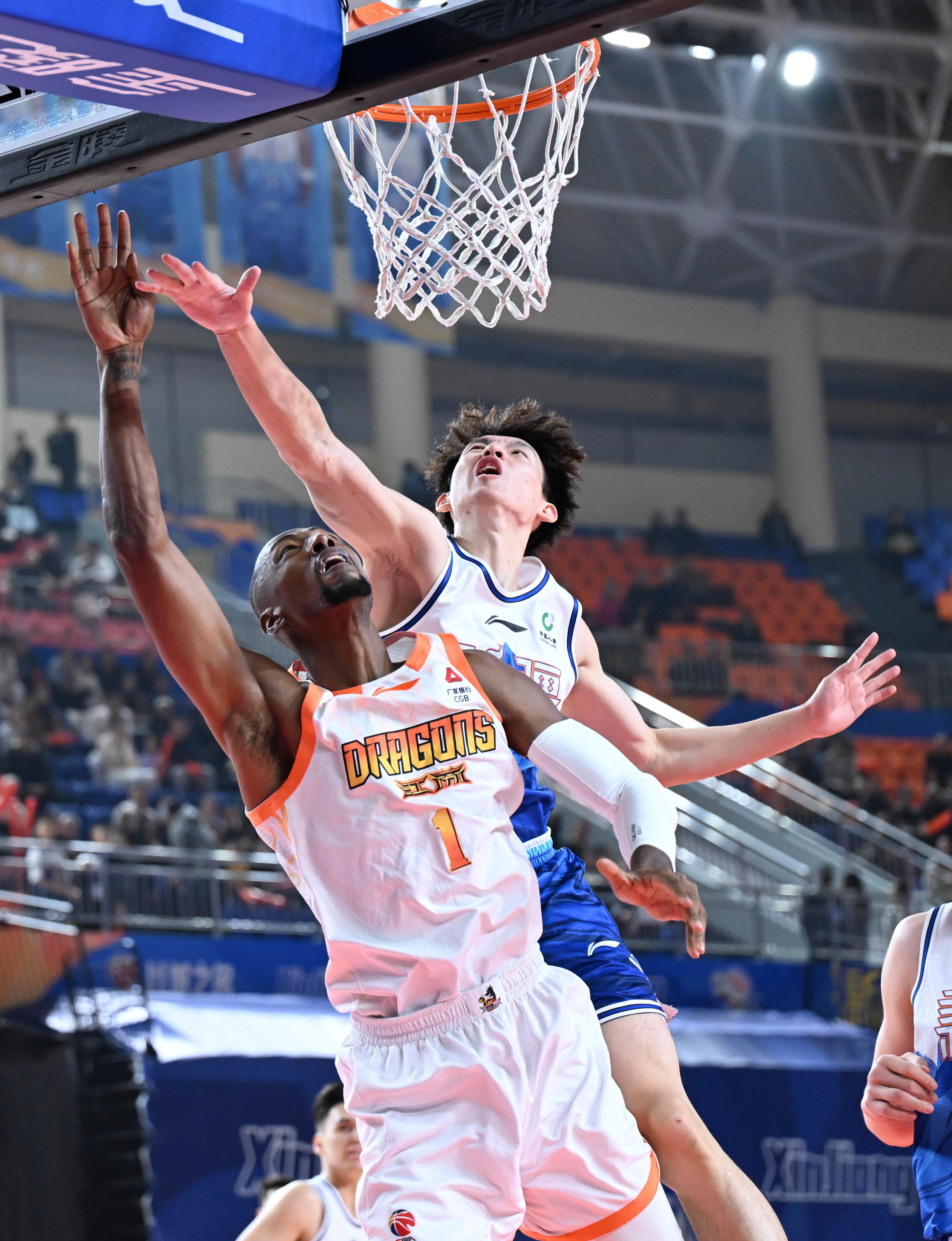 集结日瓦伦西亚备战NBA总决赛集结日山东男篮更衣室发声，今晚毕尔巴鄂竞技篮板制胜看傻球迷的简单介绍